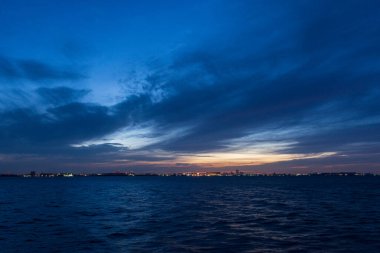 Denizin üzerinde güzel bir gün batımı