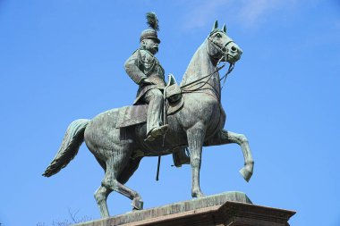 Tokyo 'daki Ueno parkında Prens Komatsu Akihito heykeli..