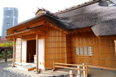 Tokyo, Japonya 'daki Kumakawa Tapınağı' nın kısmen manzarası..