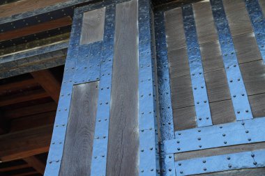 Metal elementli eski ahşap kapı 