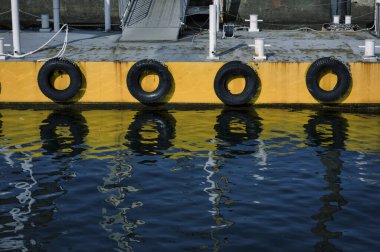 Silindirik lastik çamurluklar, genellikle geri dönüşümlü lastiklerden yapılır, tekne tamponu ya da liman koruması olarak kullanılır.. 