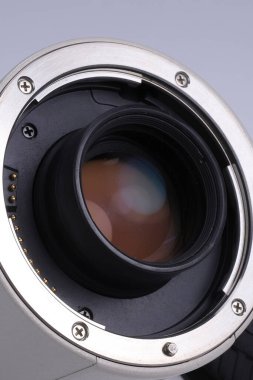 Kamera merceği stüdyo arka planında izole edildi