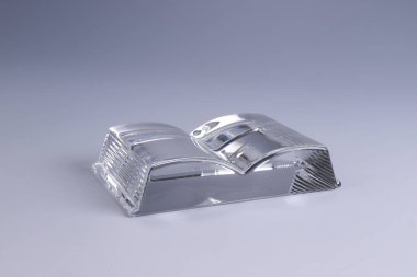 Açık kitap şeklinde şeffaf plastik nesne