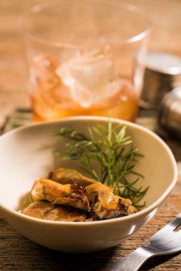 Soslu midyeler ve kapta bitkiler, yakın plan.. 