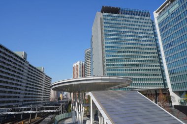 Şehirdeki modern ofis binaları, güneşli bir günde gökdelenler 
