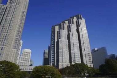 Yüksek binalar ve mavi gökyüzü - Tokyo, Japonya