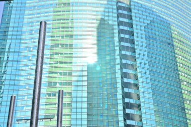 Şehirdeki modern ofis binaları, güneşli bir günde gökdelenler 