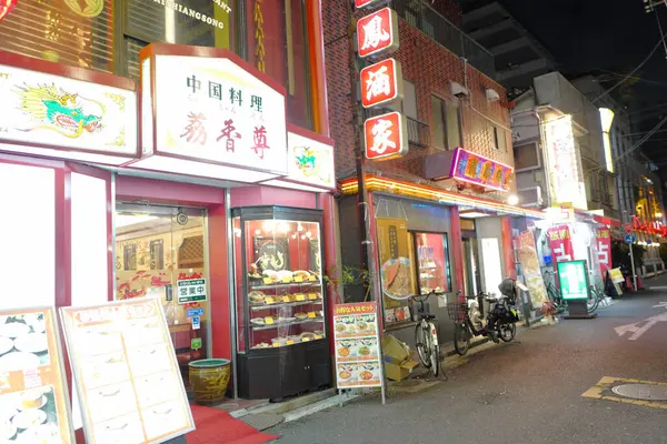Modern Japon Şehrinin Caddesindeki Aydınlık Dükkanlar — Stok fotoğraf