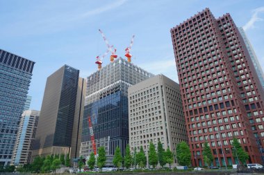 Japonya 'da yüksek binalar ve mavi gökyüzü