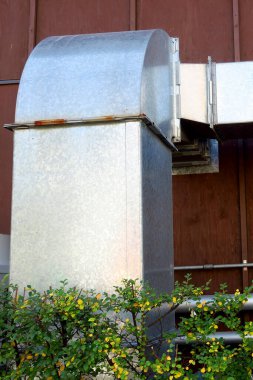 Evin duvarındaki havalandırma için metal sistem..