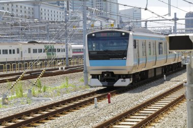 Tokyo, Japonya metro istasyonundaki modern tren. 