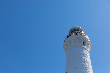Deniz feneri manzarası ve güneşli bir günde sinsi mavi