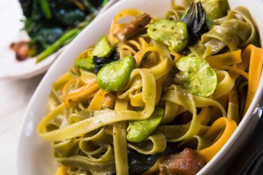 Kabak ve jambonlu makarna.