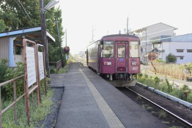 Tren demiryolunda ilerliyor.