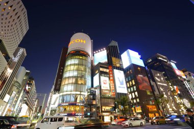 Tokyo, Japonya 'daki Ginza alışveriş merkezinin gece manzarası