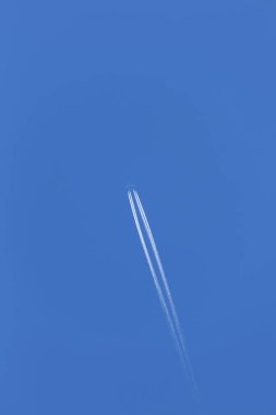 Mavi gökyüzünde beyaz uçak izleri