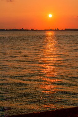 Gölün üzerinde güzel bir gün batımı