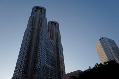 Yüksek binalar ve mavi gökyüzü - Tokyo, Japonya