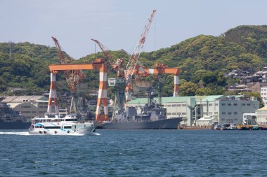 Nagasaki Limanı. Gemili feribot terminali. Gündüz fotoğrafı. Japonya 