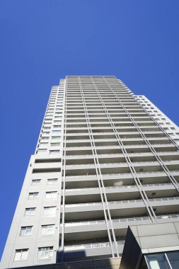 Mavi gökyüzü üzerinde modern apartman 