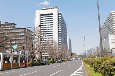 Güneşli bir günde modern şehir mimarisi. Şehir yolu ve gökdelenlerin manzarası