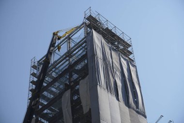 Şehirde yüksek katlı bir bina inşa ediliyor.