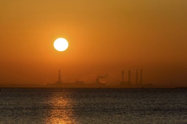 Denizde gün batımı doğanın arka planında