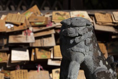 Tahta dua levhalarının yanında taş aslan heykeli.