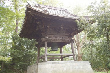 Bahçedeki yeşil bitkilerle Japon tapınağı