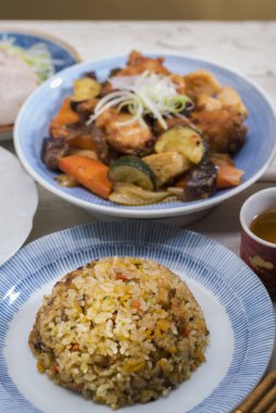 Lezzetli Asya yemeklerinin yakın görüntüsü