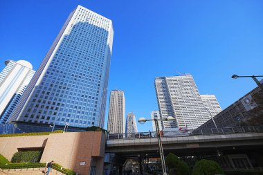 Güneşli bir günde Tokyo şehrinde gökdelenler, Japonya 