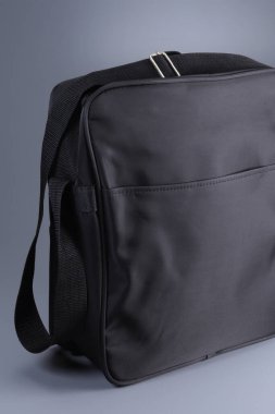 Beyaz arka planda gri saplı siyah sırt çantası. Kapat - kabzalı çanta.