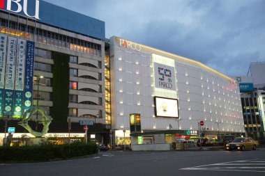 Japonya 'nın Kyoto şehrindeki Takashimaya mağazasıyla Alacakaranlık Şehir Manzarası