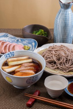 Japon mutfağı. Ördek etli udon çorbası ve bir tabak erişte. 