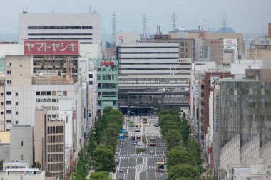 Japon şehrinin modern mimarisinin gündüz görüşü