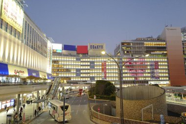 Shinjuku istasyonundaki Odakyu mağazasının akşam manzarası, Tokyo, Japonya 