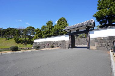 Tokyo İmparatorluk Sarayı 'nın iç hendeğindeki Sakurada-mon Kapısı, Tokyo, Japonya