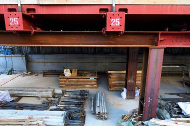 Şehir binasının önünde çalışma sürüyor