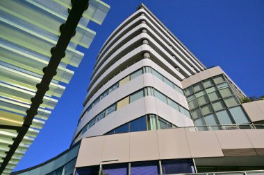 Yüksek binalar ve mavi gökyüzü - Tokyo, Japonya