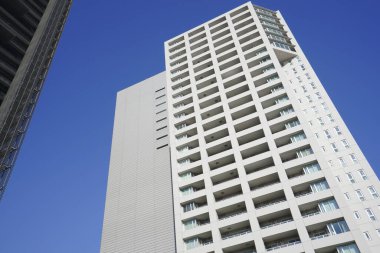 Şehirdeki modern ofis binaları, güneşli bir günde gökdelenler 