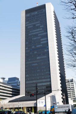 Yüksek binalar ve mavi gökyüzü - Tokyo, Japonya