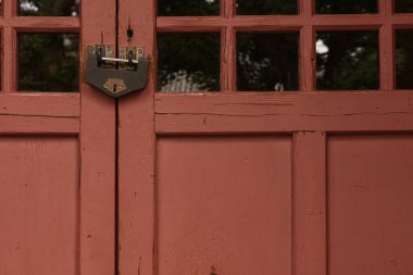 Metal saplı kırmızı ahşap kapı