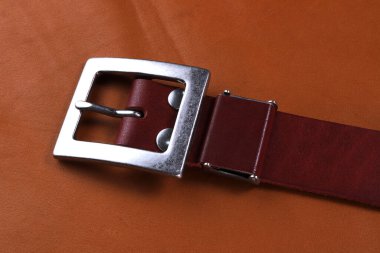 kahverengi deri kemer ve arka planda toka.