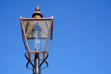 Mavi gökyüzü arka planında klasik sokak lambası