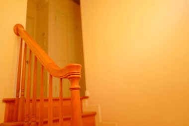 Modern bir evde ahşap merdiven 