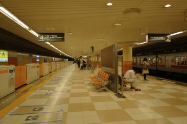 Japonya 'daki şehir metro istasyonundaki insanlar.              