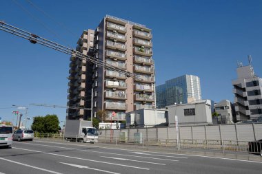 Japon şehrinde şehir trafiği olan modern binalar 