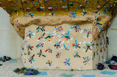 İnsanlar olmadan iç mekanda tırmanma merkezinin görüntüsü. 