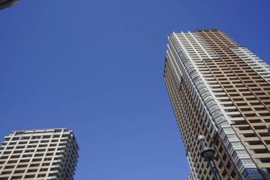 Şehirdeki modern ofis binaları, güneşli bir günde gökdelenler 