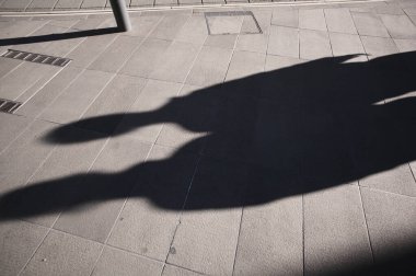 Sokakta yürüyen insanlar, gölge manzarası
